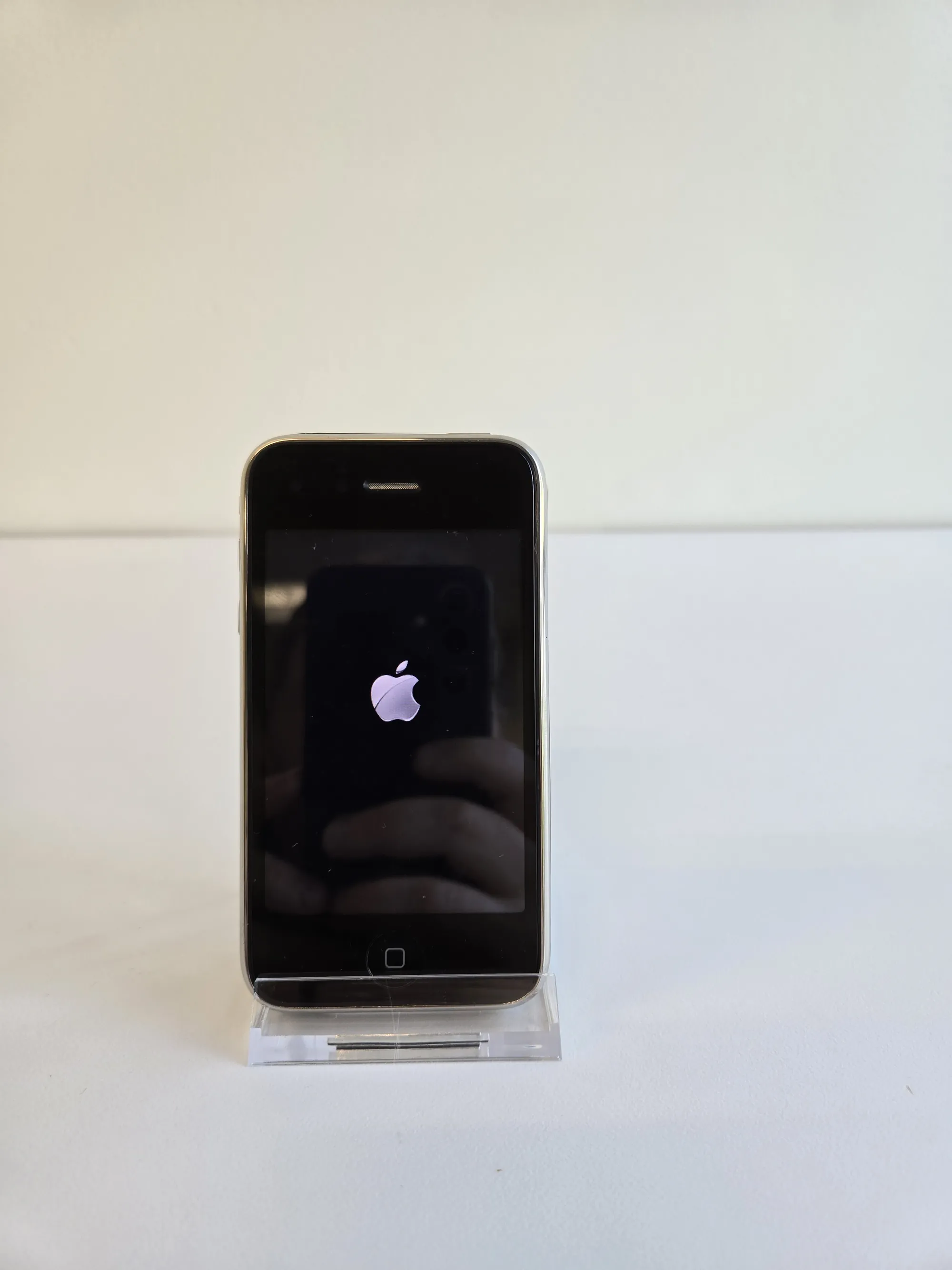 Apple iPhone 3G detail view