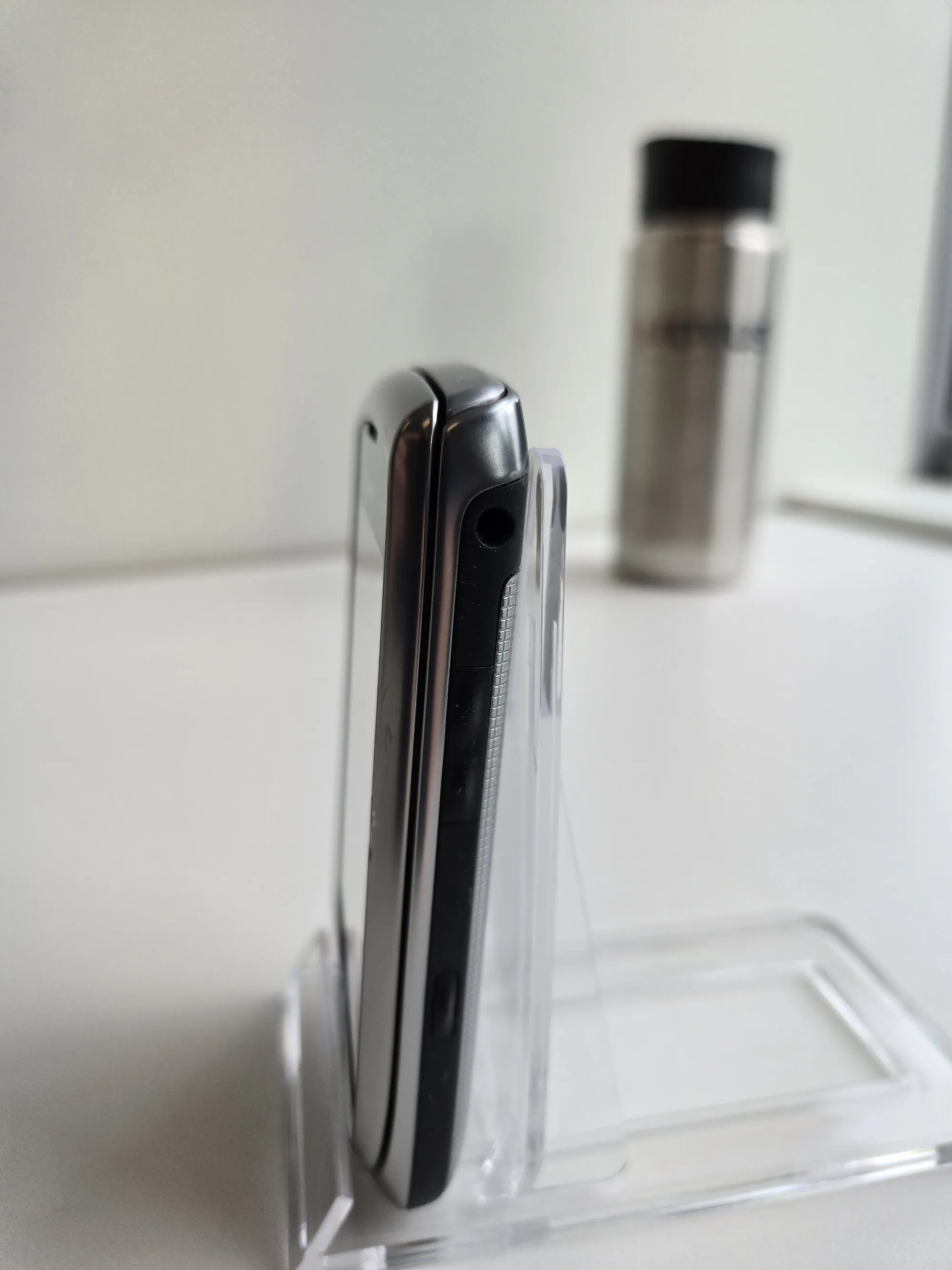 Left-side profile of the BlackBerry Torch 9810
