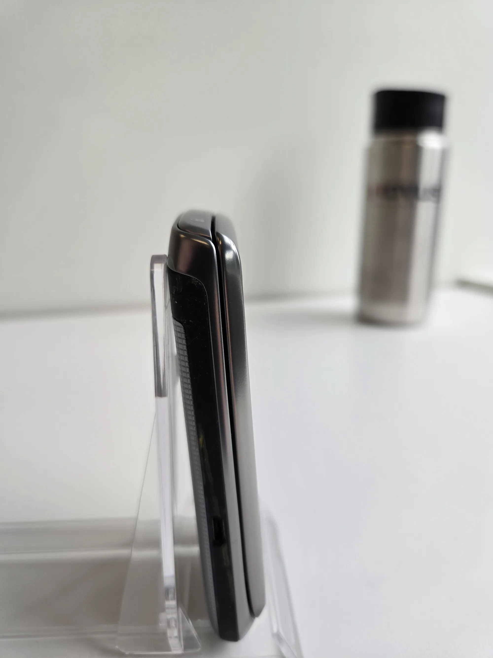 Right-side profile of the BlackBerry Torch 9810
